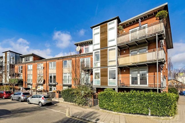 Property to rent in Hunt Close, London