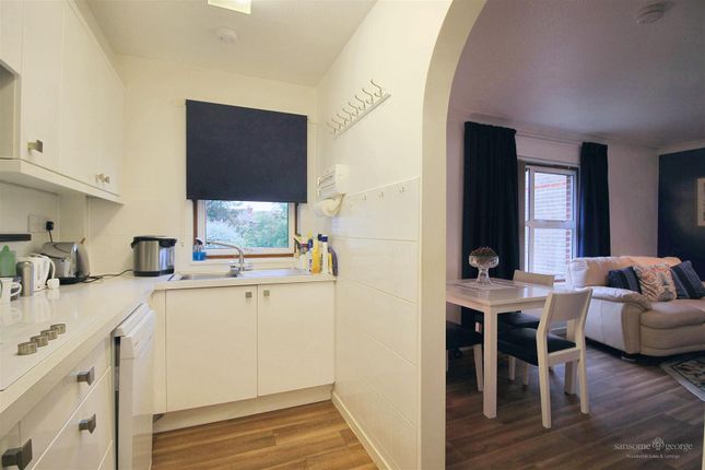 6, Gordon Palmer Court, Reading photo 4