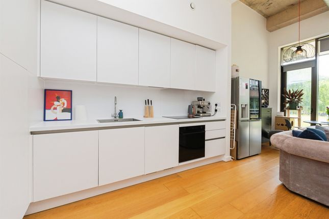 Apartment 172, Lake Shore, Lake Shore Drive, BRISTOL photo 2