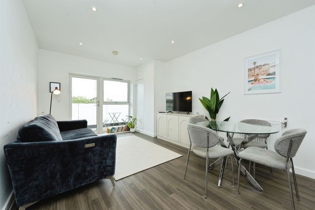 13, Warneford House, Prestwick Road, Watford photo 3