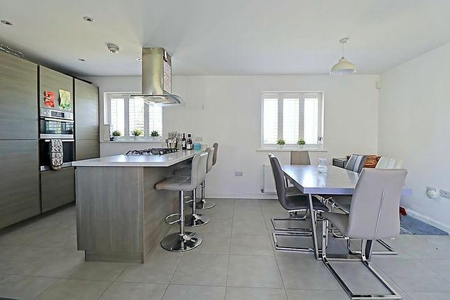 3, Edmund Close, Rochford photo 4