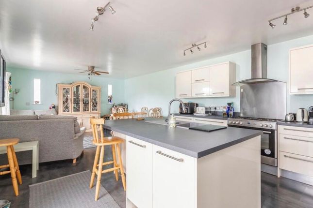 Westbourne Drive, Brentwood photo 3
