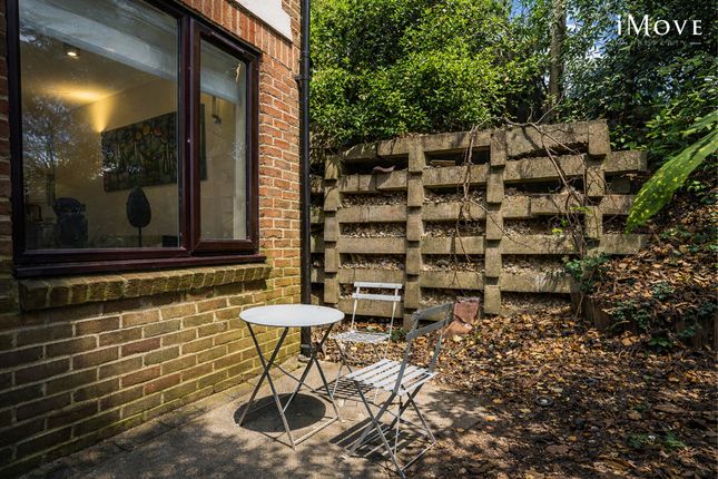 23, Lansdowne Wood Close, London photo 4