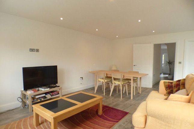 70a, Hazel Way, Leatherhead photo 4
