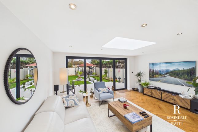 87 Claydon Drive, Croydon photo 4