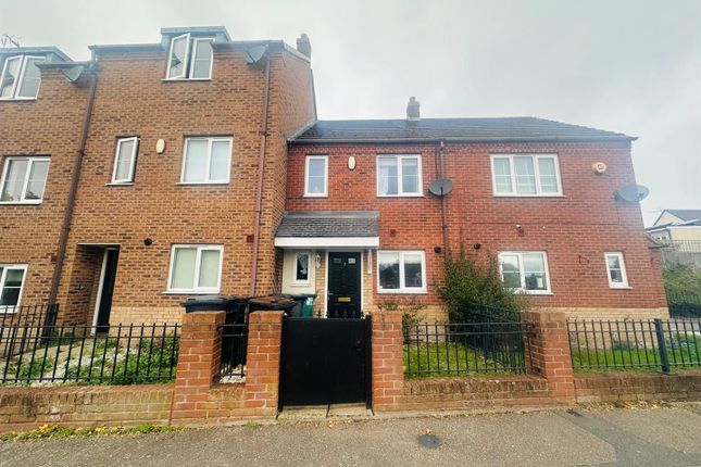 Spruce Road, Warwickshire photo 3