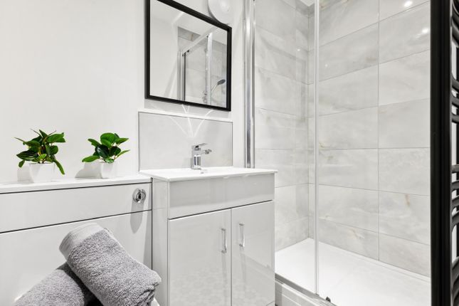 A Modern And Stylish Bathroom Featuring A Sleek Sh...