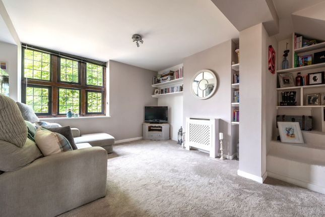 Flat 1, 5-6, Bishopsmead Parade, East Horsley photo 4