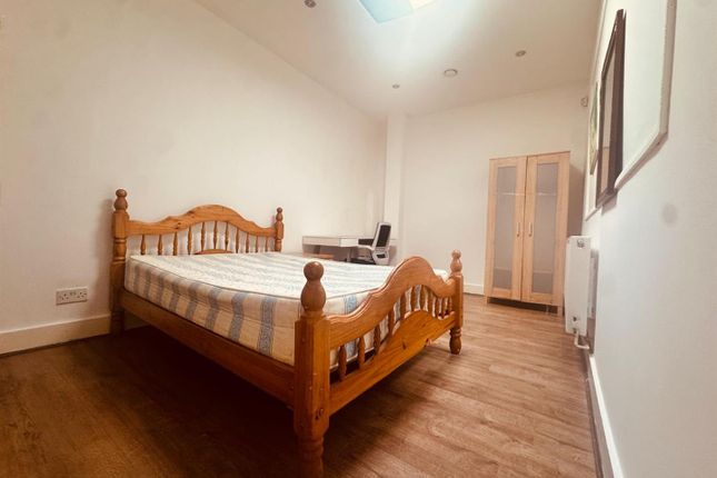Flat 1, 98, Mile End Road, London photo 4