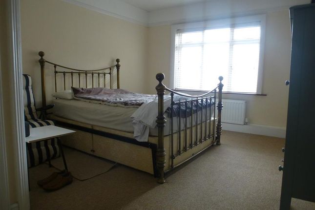 Flat B, 104, High Street, LOWESTOFT photo 3