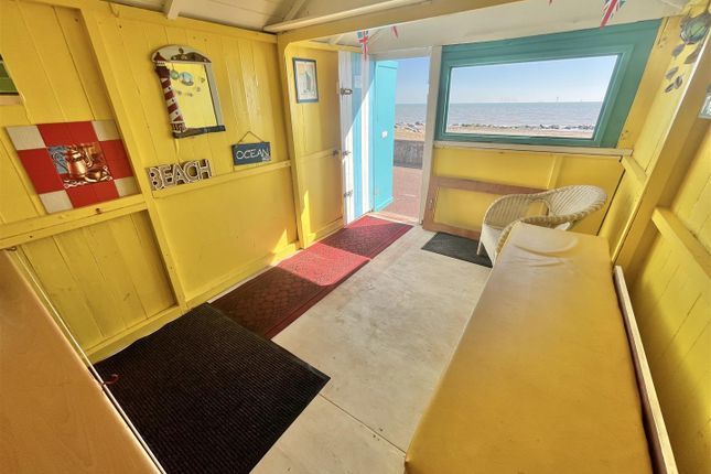 Beach Hut C40, Kings Parade, Holland On Sea photo 4