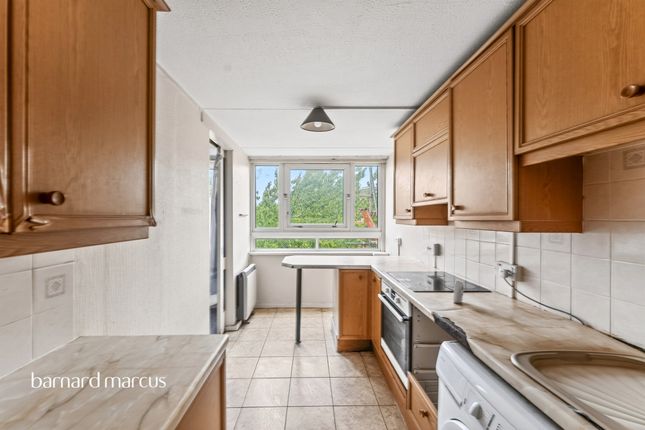 Flat 36, Park Court, Battersea Park Road, London photo 4