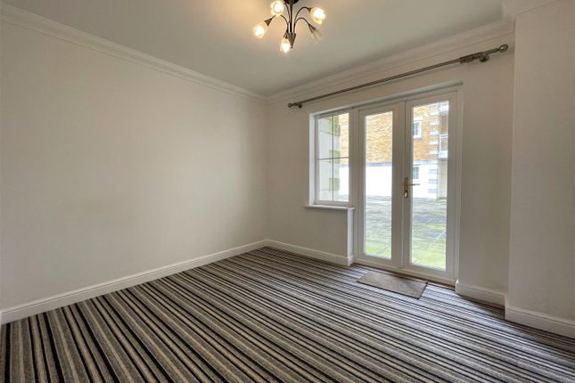 Flat to rent in Golden Gate Way, Eastbourne