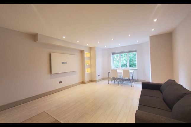Hillcrest Gardens, Esher photo 4