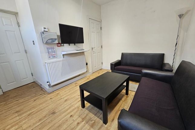 Thumbnail Property to rent in 7 Autumn Terrace, Hyde Park, Leeds