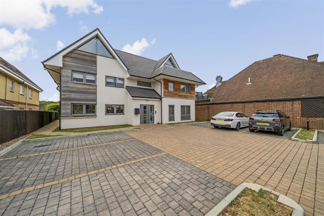 Thumbnail Flat for sale in Shoppenhangers Road, Maidenhead