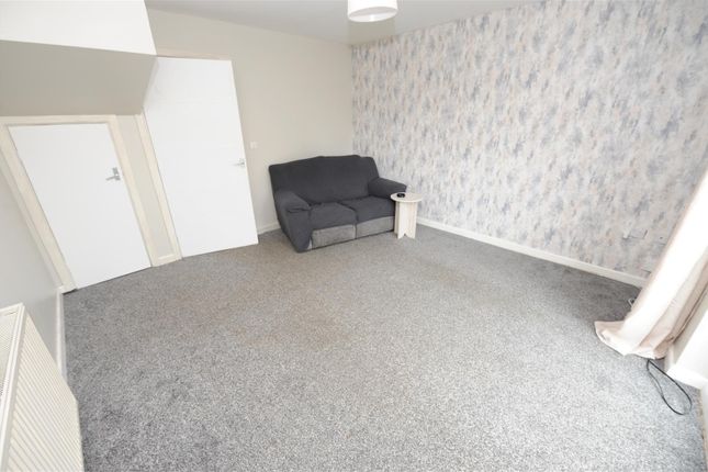 28, Rowantree Drive, Bradford photo 5