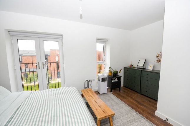 76 Shergar Way, Salford photo 4