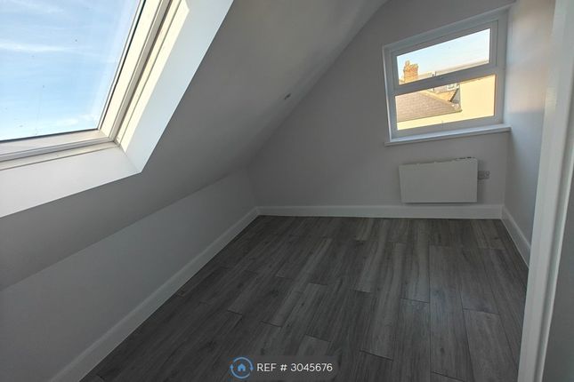 Flat, A Queens Road, New Malden photo 4