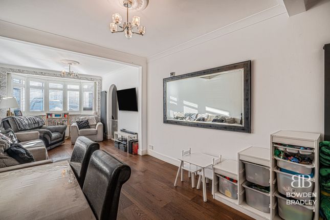 61, Caterham Avenue photo 4
