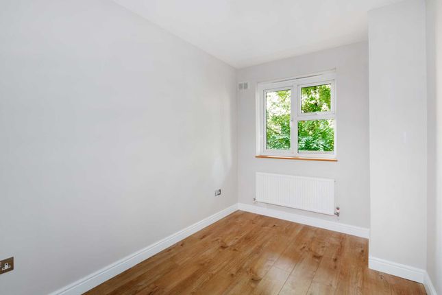 Stockwell Gardens Estate, London photo 5
