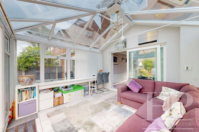 15 Eastwood, Crawley photo 3
