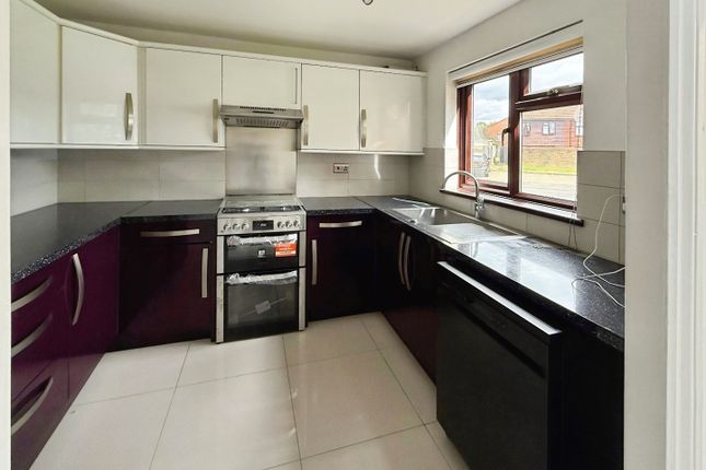 2, Galloway Close, Broxbourne photo 2