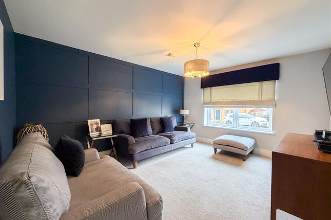 60, Lady Nancy Crescent, Glasgow photo 4