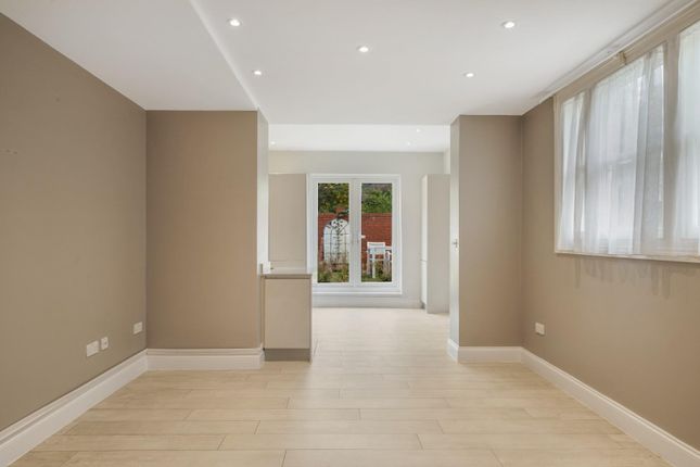 Flat 2, 25, Brougham Road, Acton photo 2