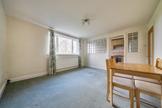 61, Paddock Close, Dartford photo 2
