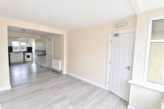 ROOM 4, 37, Osborne Avenue, Staines-upon-Thames photo 3
