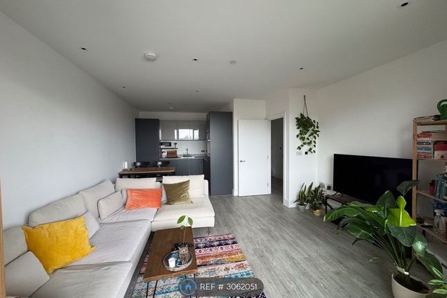 Flat, Starling Court Nest Way, London photo 2