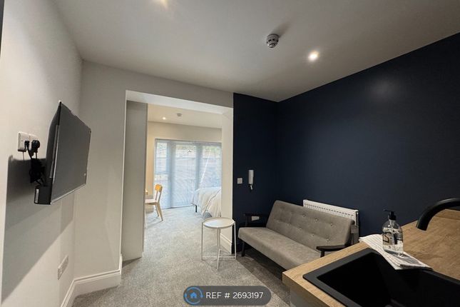 R3 Ensuite Kitchenette Private Courtyard- £1025Pcm