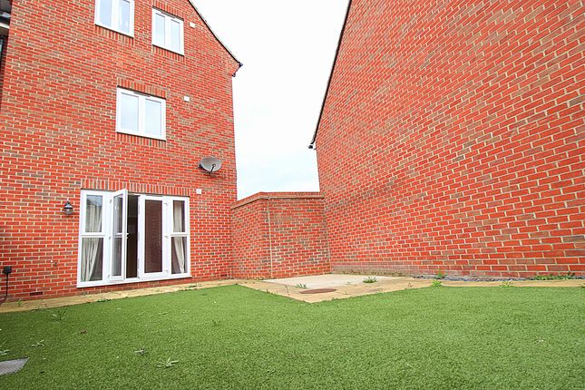Room 1 7 Horace Close, Bedford photo 5
