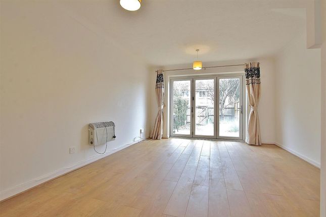 15 Christabel Close, Isleworth photo 4