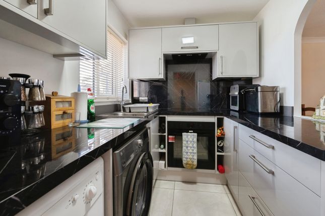 10, Shaw Crescent, Essex photo 3