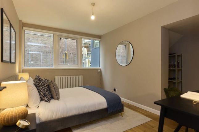 Flat to rent in Hales Street, London