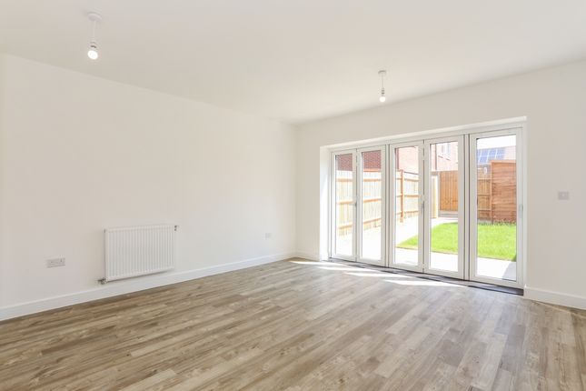 8, Lovegrove Way, London photo 4