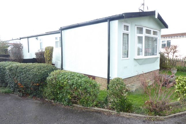 Mobile/park home for sale in The Pippins, Orchards Residential Park, Langley, Slough, Berkshire
