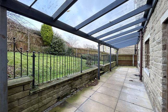 9, Chimes Court, Saddleworth photo 2