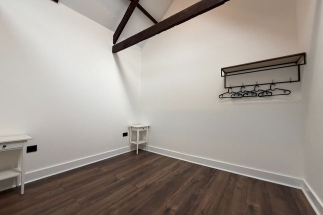 Flat 1, 2-3 The Square, Devon photo 4