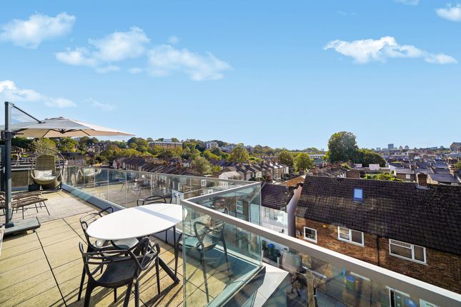 Flat 404, 20 Hawthorne Crescent, London photo 3