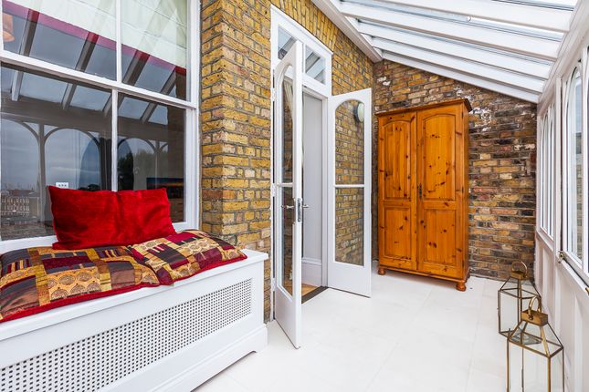 Flat for sale in West Grove, London