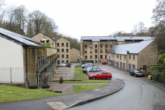 Thumbnail Flat to rent in Kinderlee Way, Chisworth, Glossop