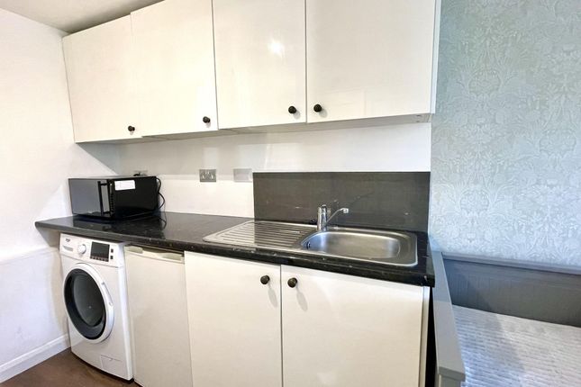 28 Oakhill Close, Ashtead photo 3