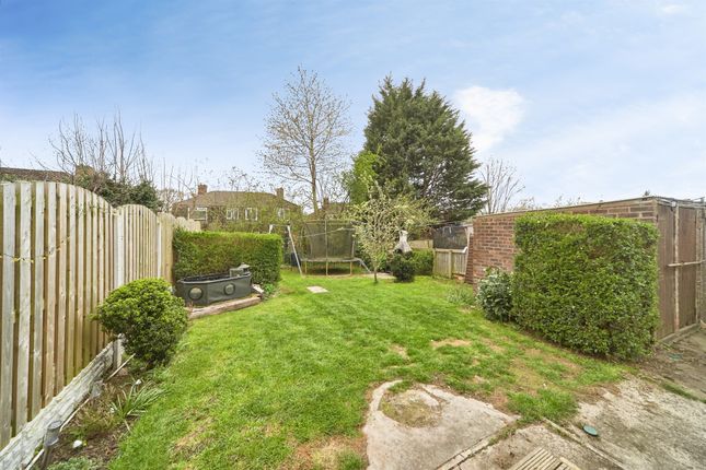 25, Shaw Leys, Leeds photo 2