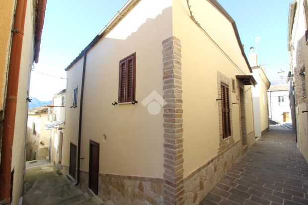 Thumbnail Town house for sale in Pescara, Civitaquana, Abruzzo, Pe65025