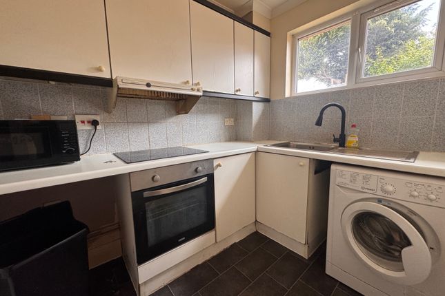 25, Cheviot Close, Hayes, Middlesex photo 2