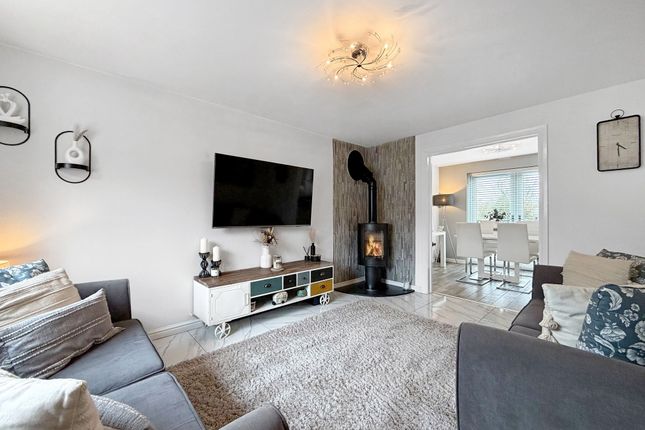 24 Downey Grove, Hengoed photo 3