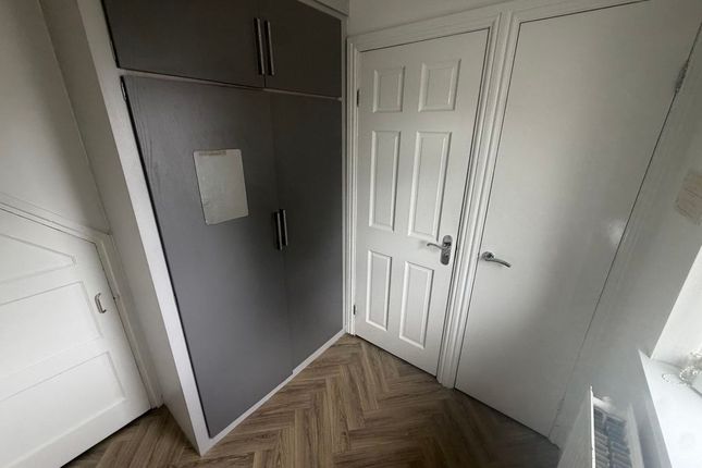 33, Stainecross Avenue, Huddersfield photo 5